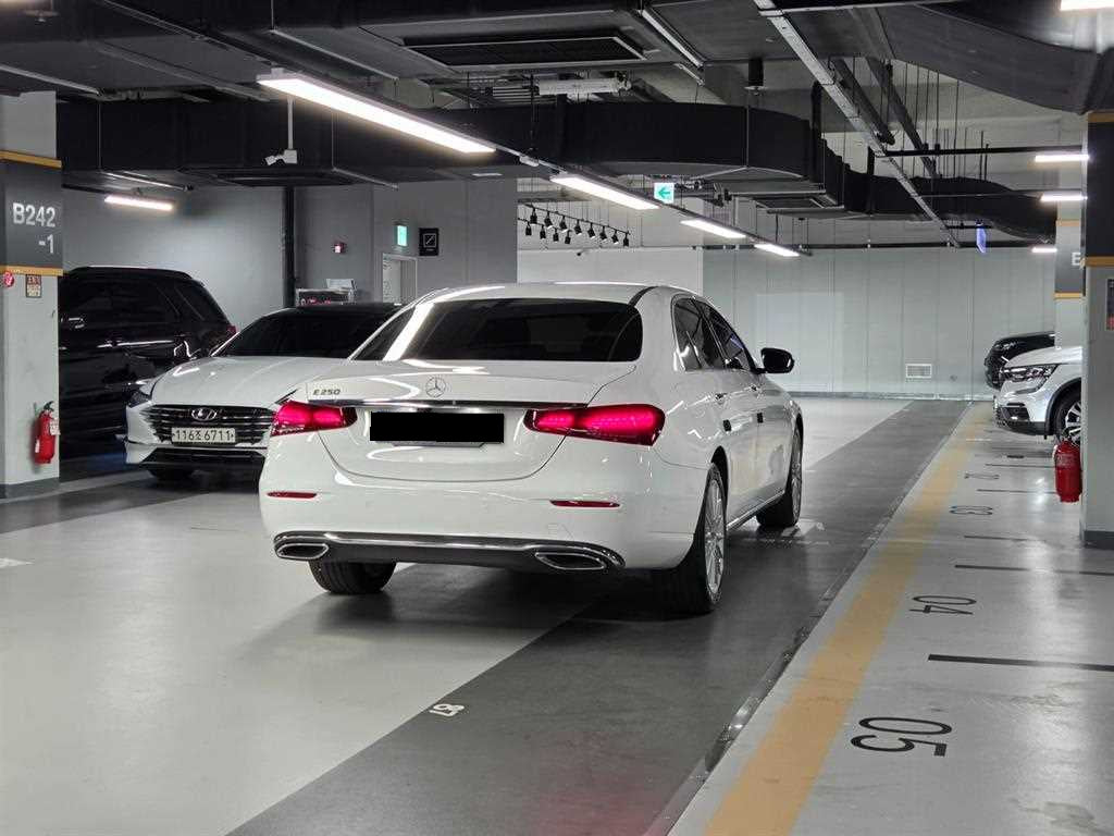 Mercedes-Benz E-Class — photo 04