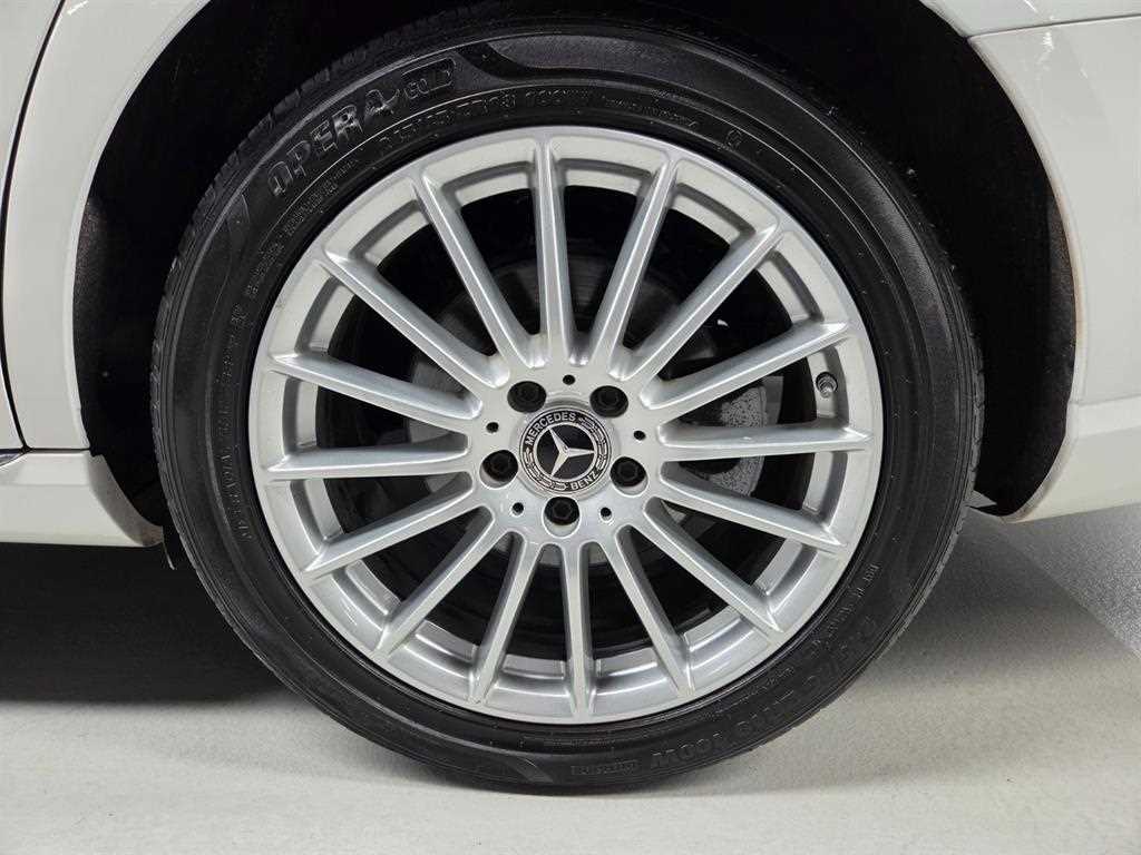 Mercedes-Benz E-Class — photo 07