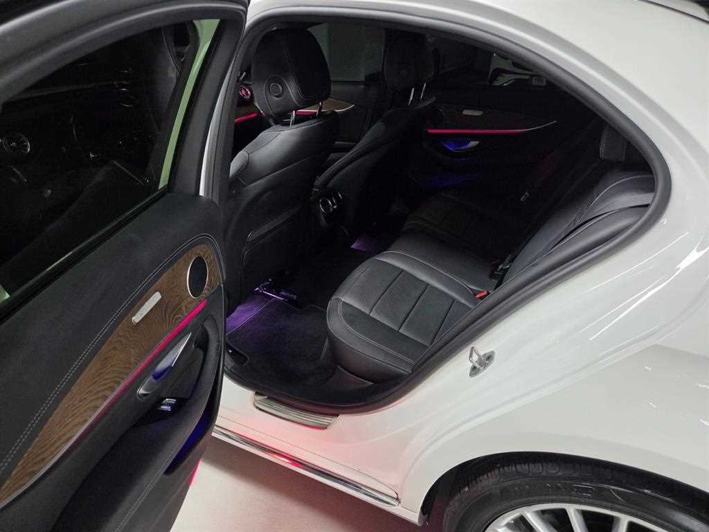 Mercedes-Benz E-Class — photo 09
