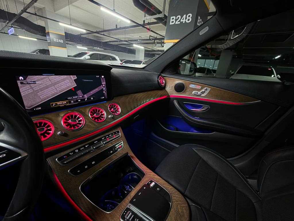 Mercedes-Benz E-Class — photo 13