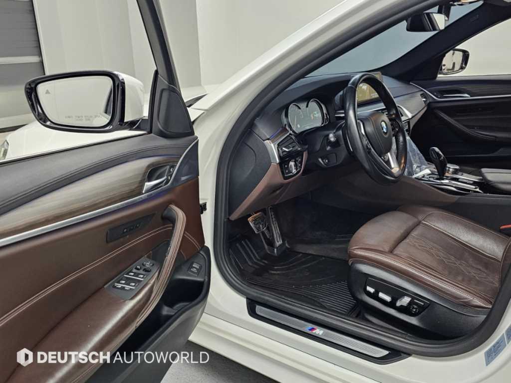BMW 5-Series — photo 11