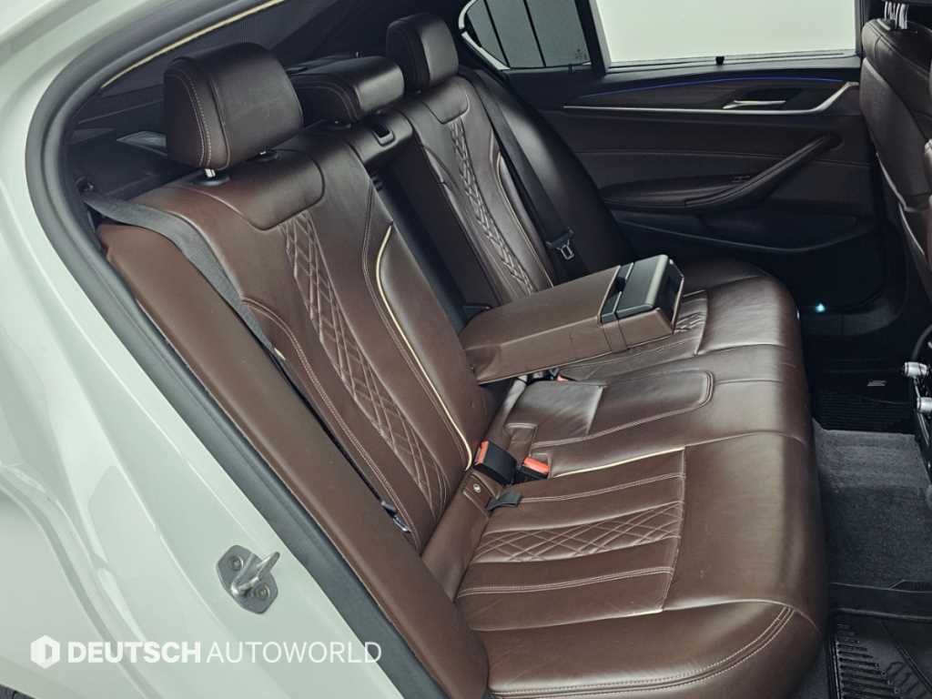 BMW 5-Series — photo 12