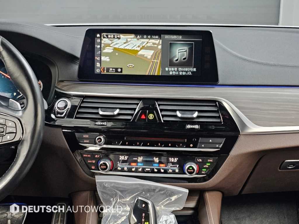 BMW 5-Series — photo 14