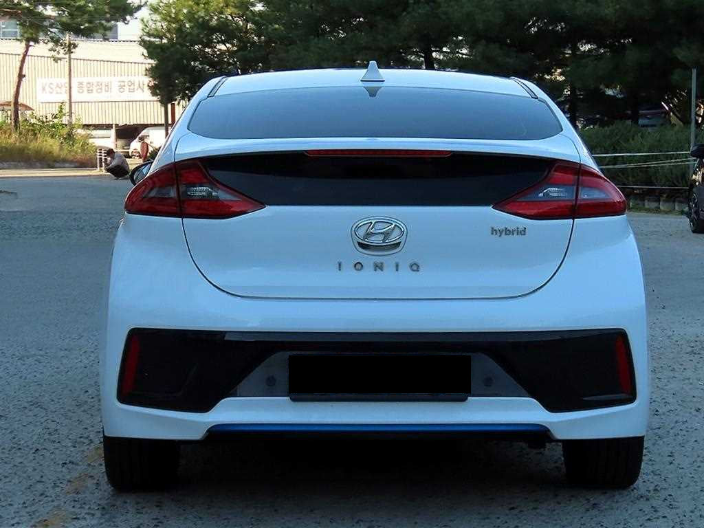 Hyundai Ioniq — photo 04