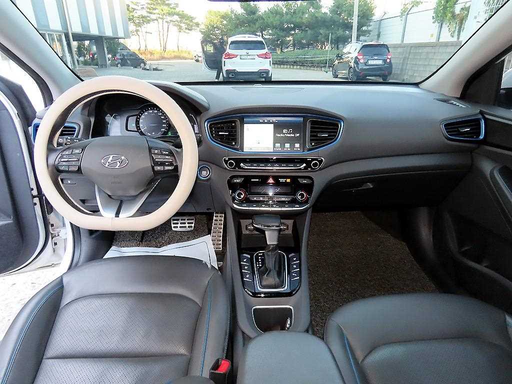 Hyundai Ioniq — photo 07