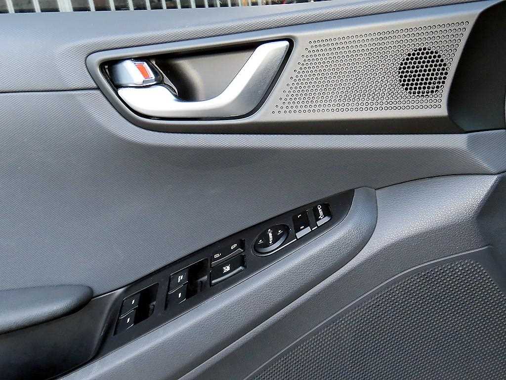 Hyundai Ioniq — photo 11