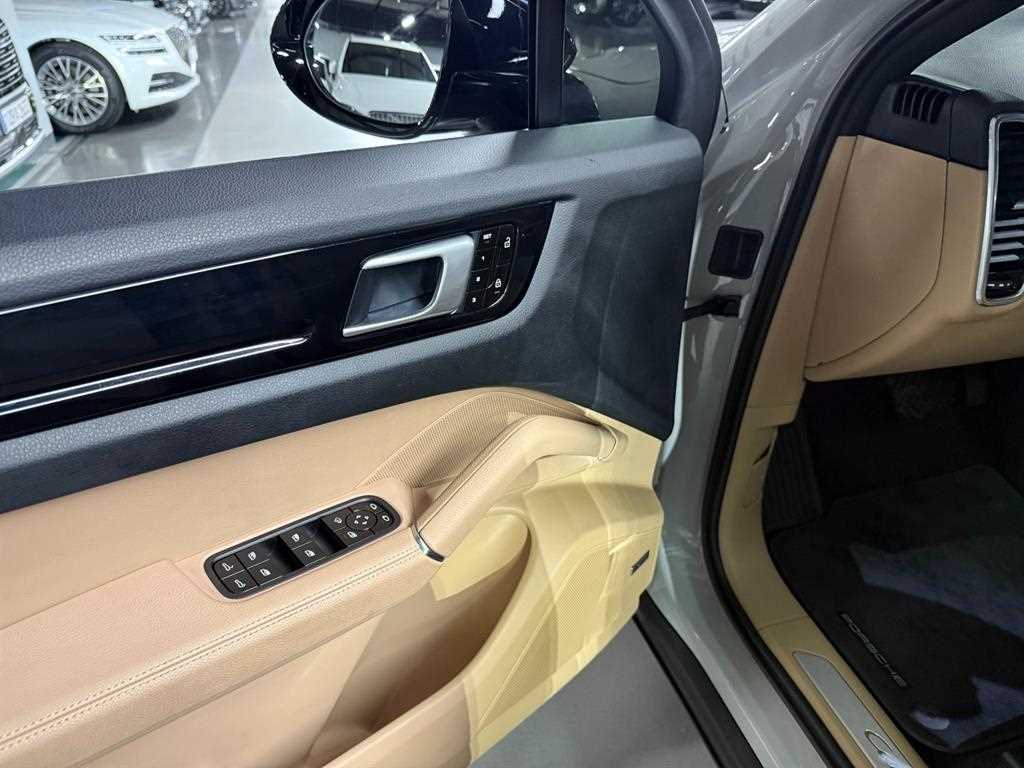 Porsche Cayenne — photo 12