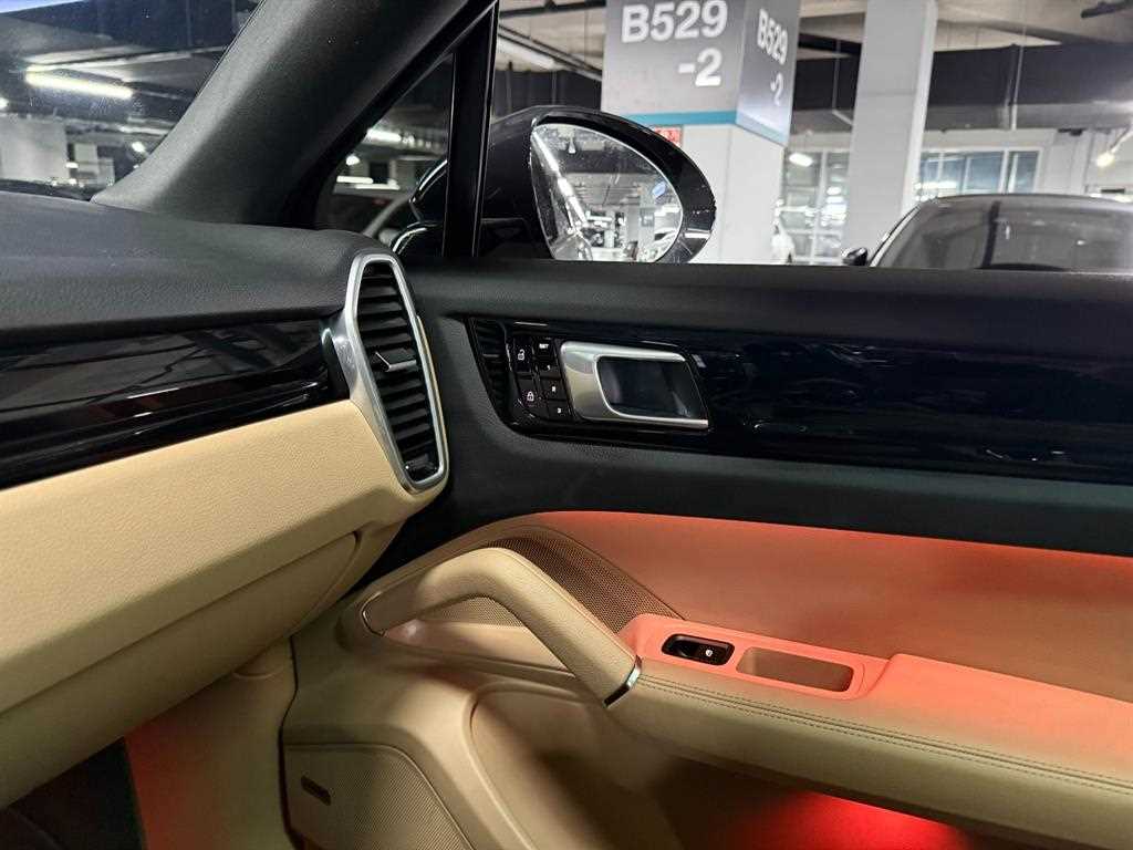 Porsche Cayenne — photo 17