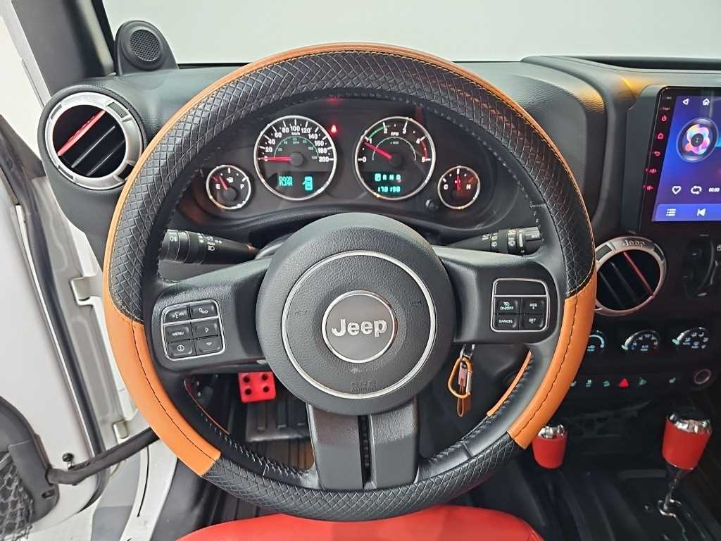 Jeep Wrangler — photo 09