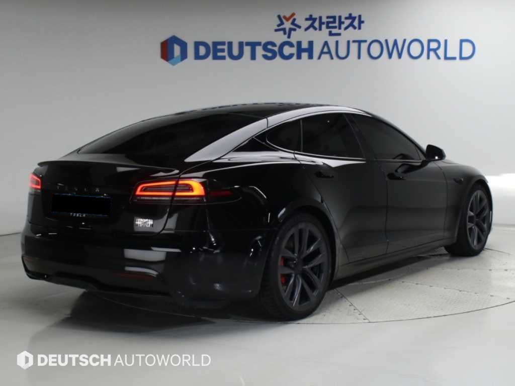 Tesla Model S — photo 02