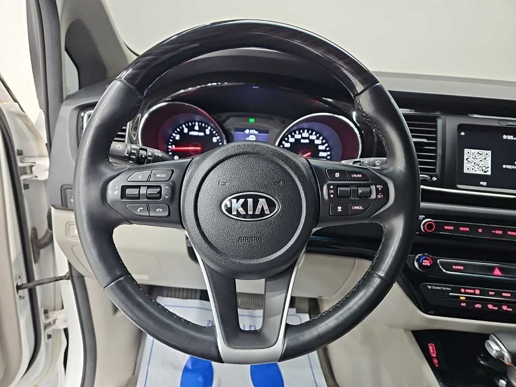 Kia Carnival — photo 09