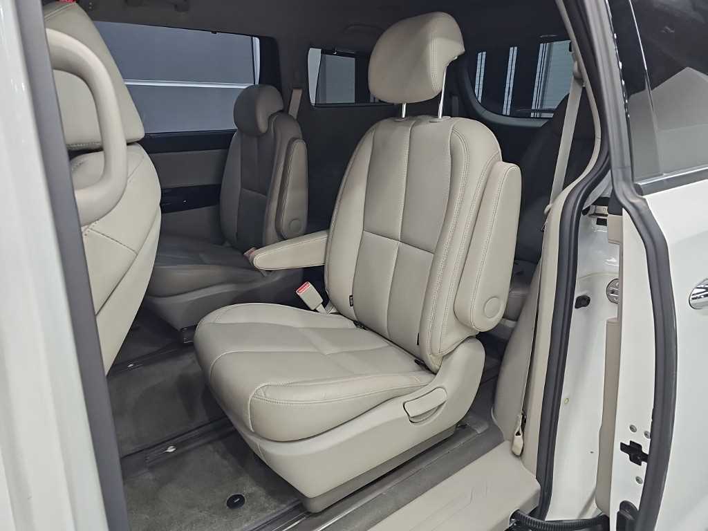 Kia Carnival — photo 12