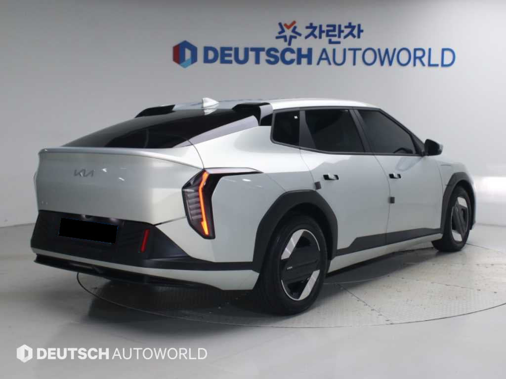 Kia EV4 — photo 02