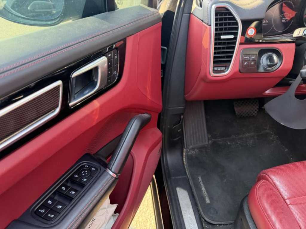Porsche Cayenne — photo 13