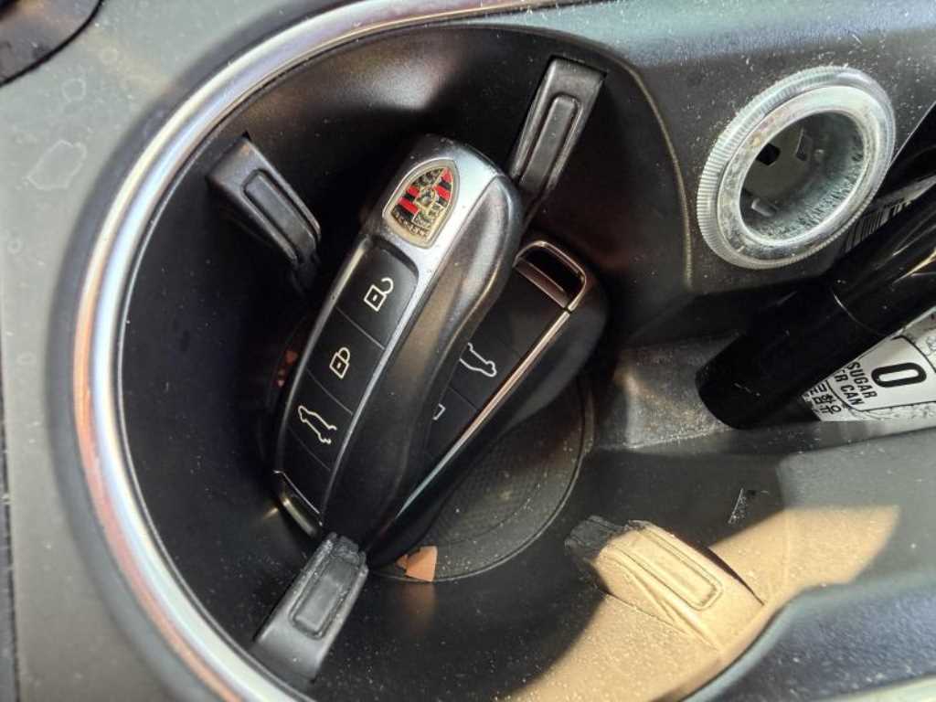 Porsche Cayenne — photo 14
