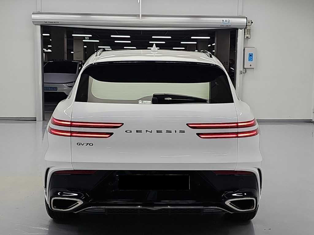 Genesis GV70 — photo 03