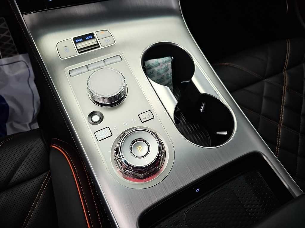 Genesis GV70 — photo 08