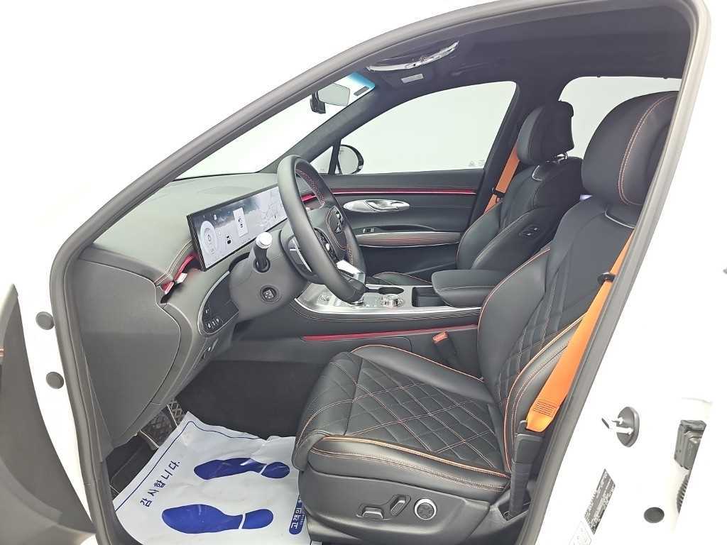 Genesis GV70 — photo 11