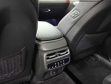 Genesis GV70 — photo 13