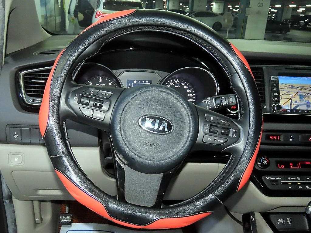 Kia Carnival — photo 08