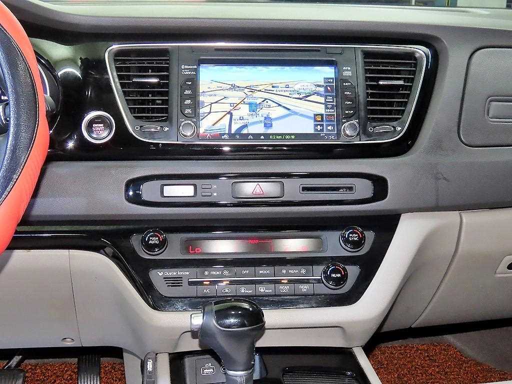 Kia Carnival — photo 11