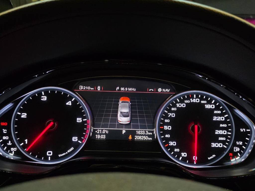 Audi A8 — photo 05