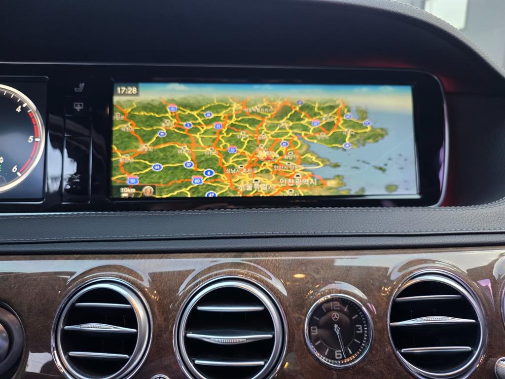Mercedes-Benz S-Class — photo 11