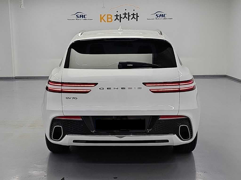 Genesis GV70 — photo 03