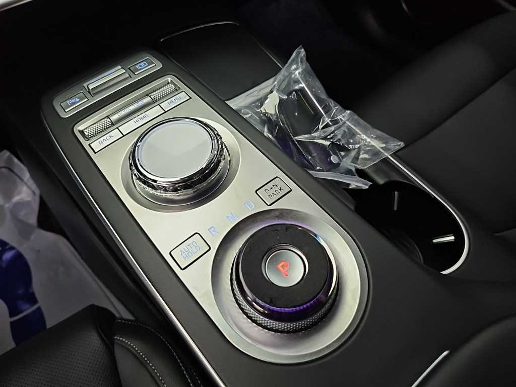 Genesis GV70 — photo 08