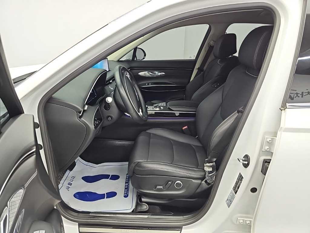 Genesis GV70 — photo 11
