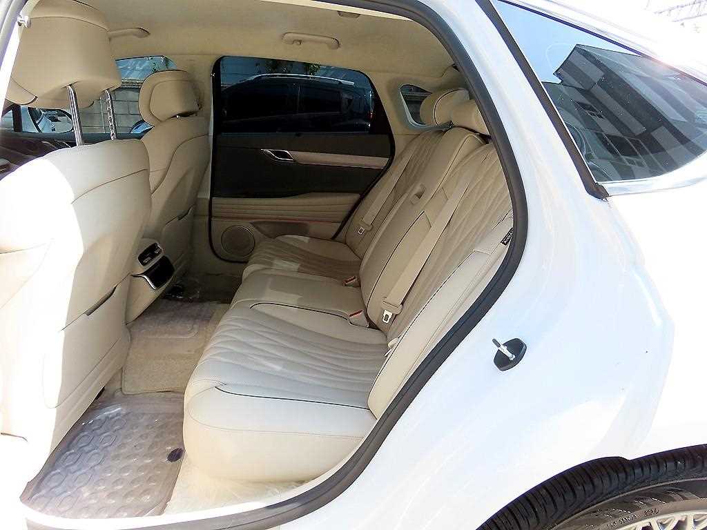 Genesis G80 — photo 07