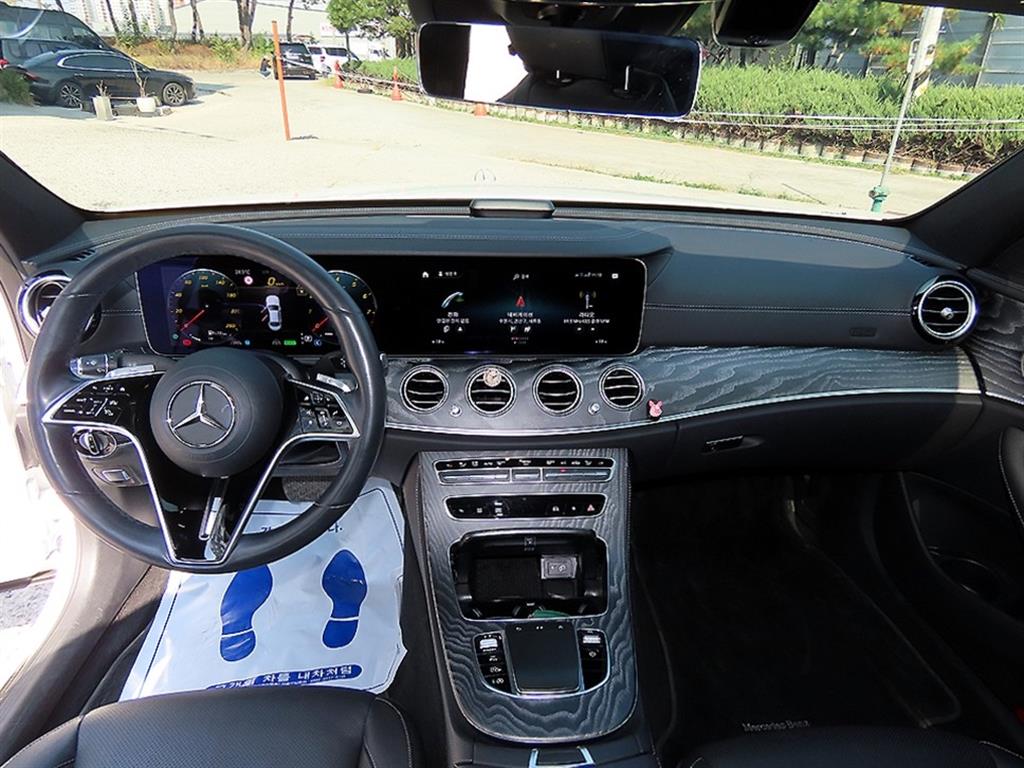Mercedes-Benz E-Class — photo 07