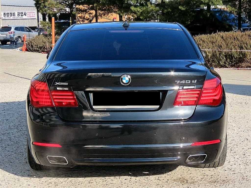 BMW 7-Series — photo 04