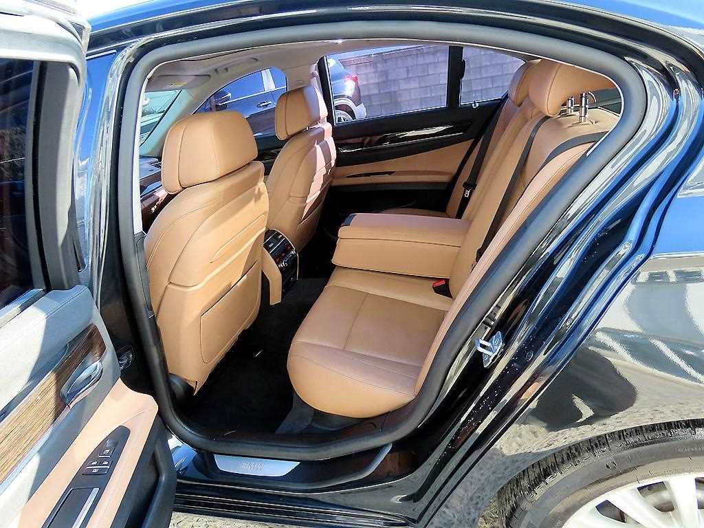 BMW 7-Series — photo 06