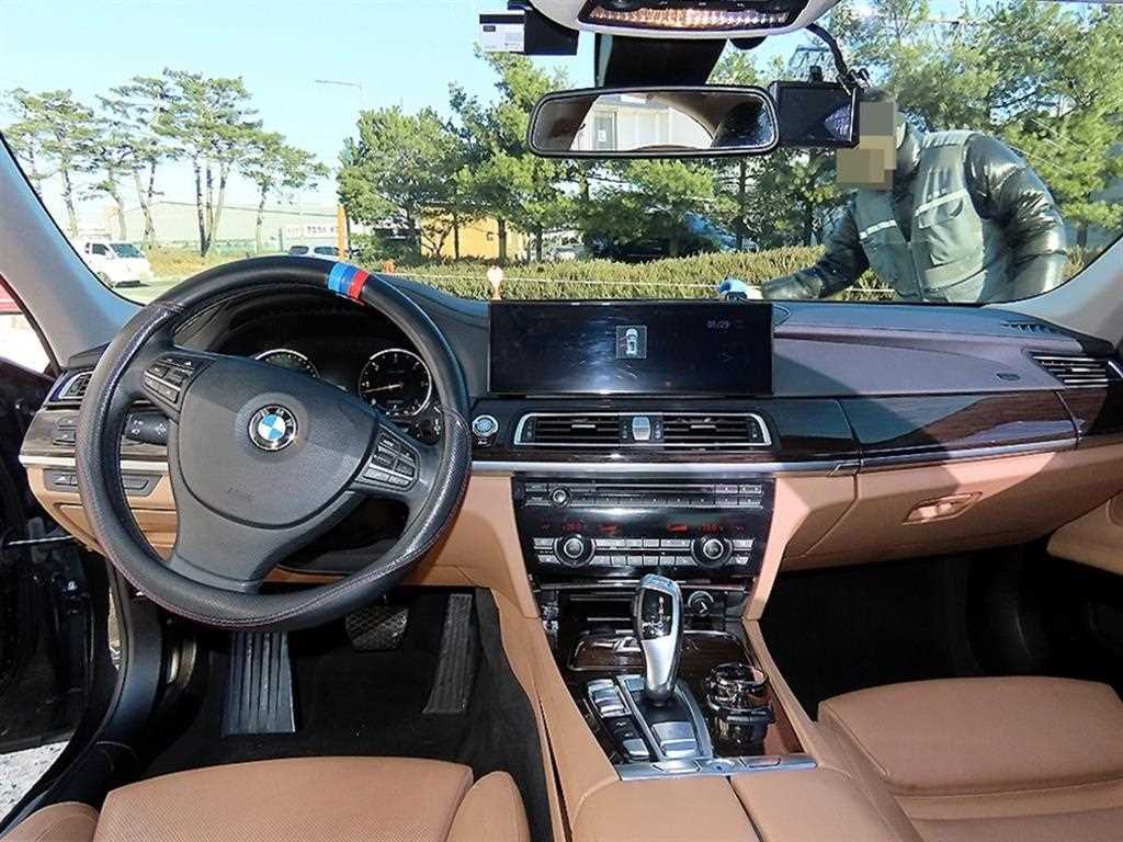 BMW 7-Series — photo 07