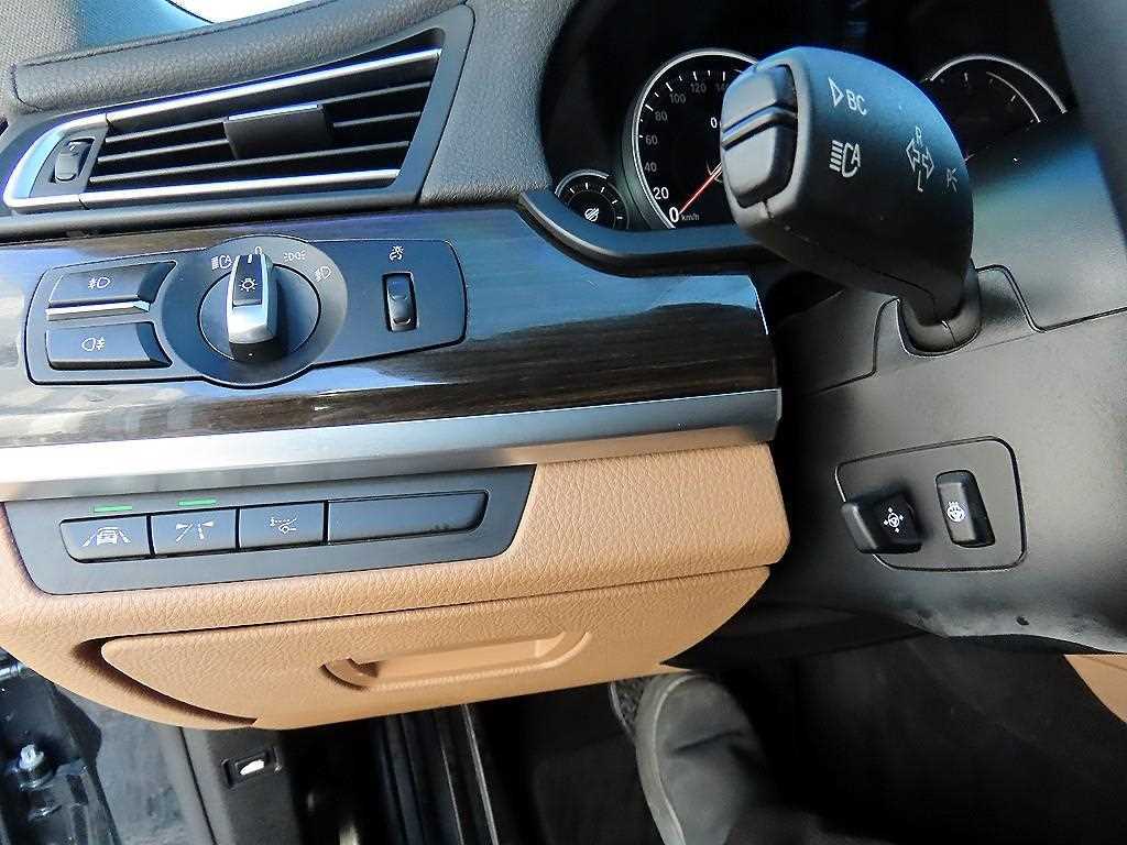 BMW 7-Series — photo 13