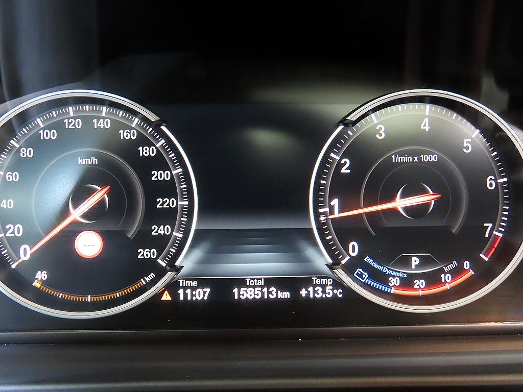 BMW 5-Series — photo 09
