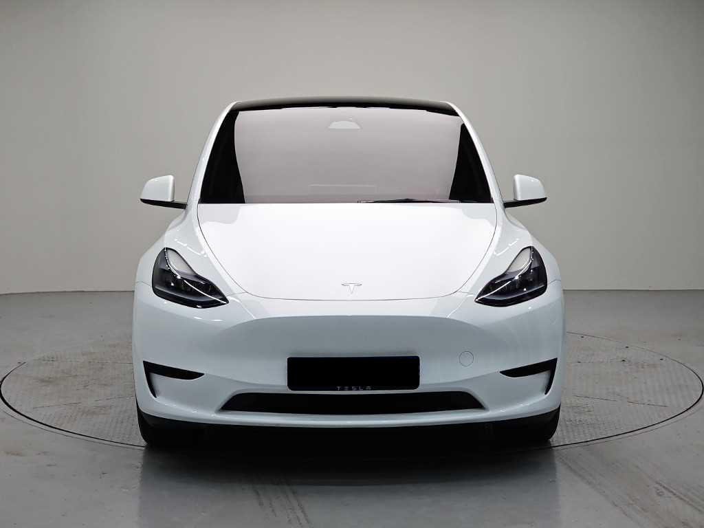 Tesla Model Y — photo 02