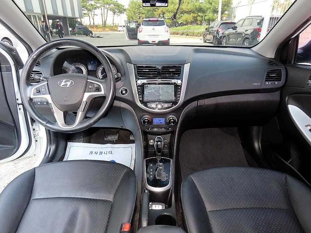 Hyundai Accent — photo 07