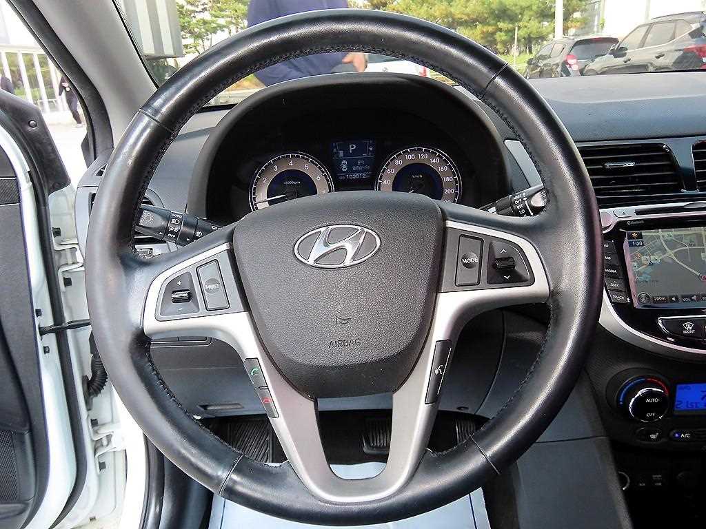 Hyundai Accent — photo 08