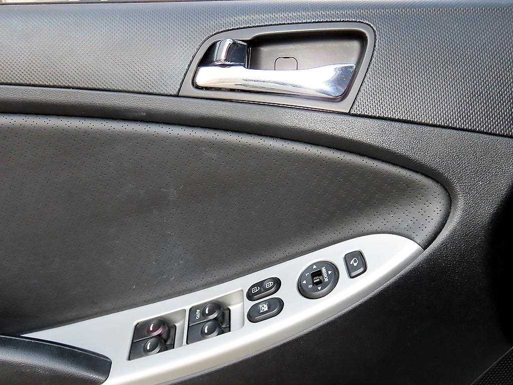 Hyundai Accent — photo 11