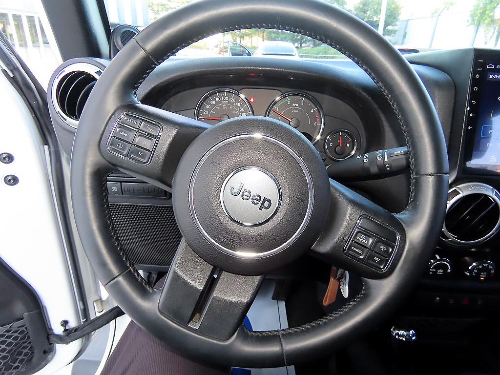 Jeep Wrangler — photo 08