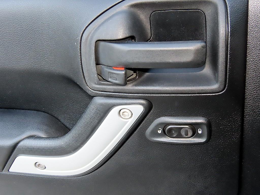 Jeep Wrangler — photo 11