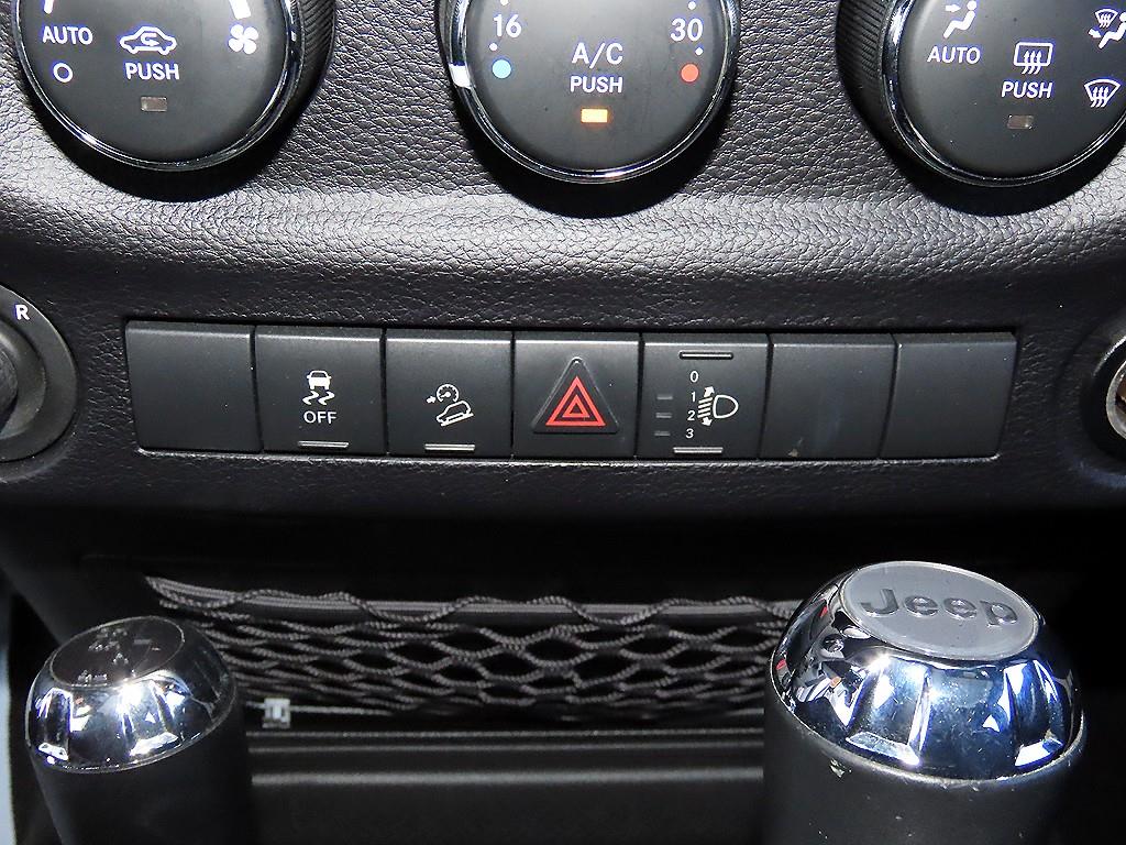 Jeep Wrangler — photo 13