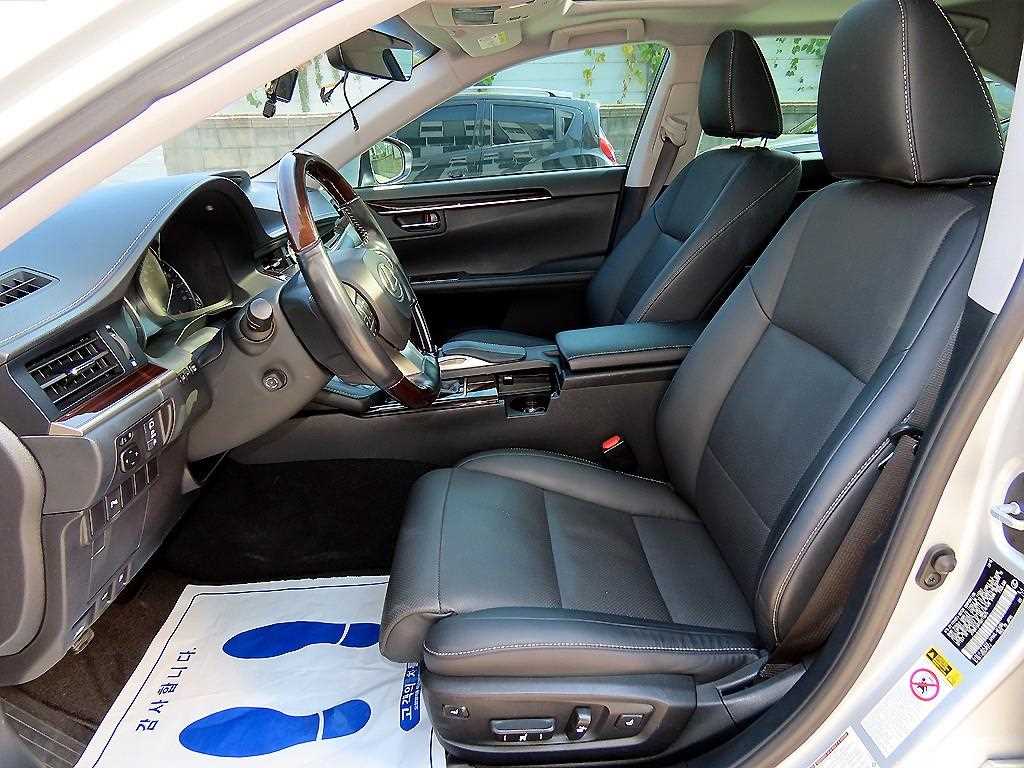 Lexus ES — photo 05