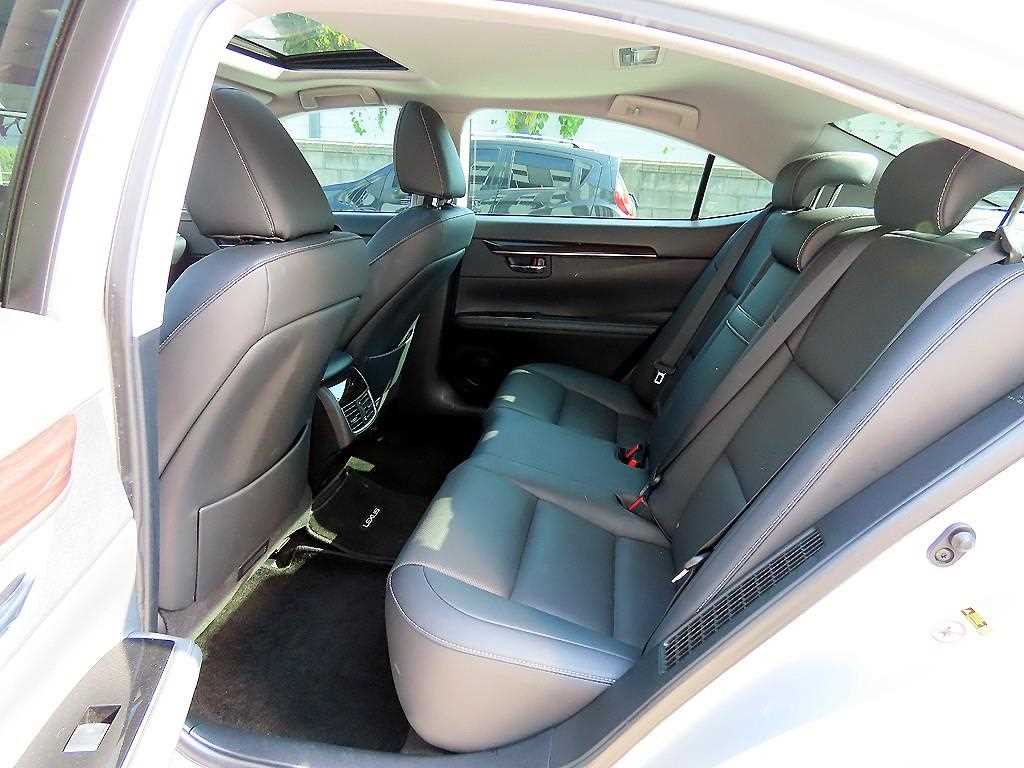 Lexus ES — photo 06