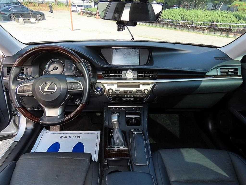 Lexus ES — photo 07