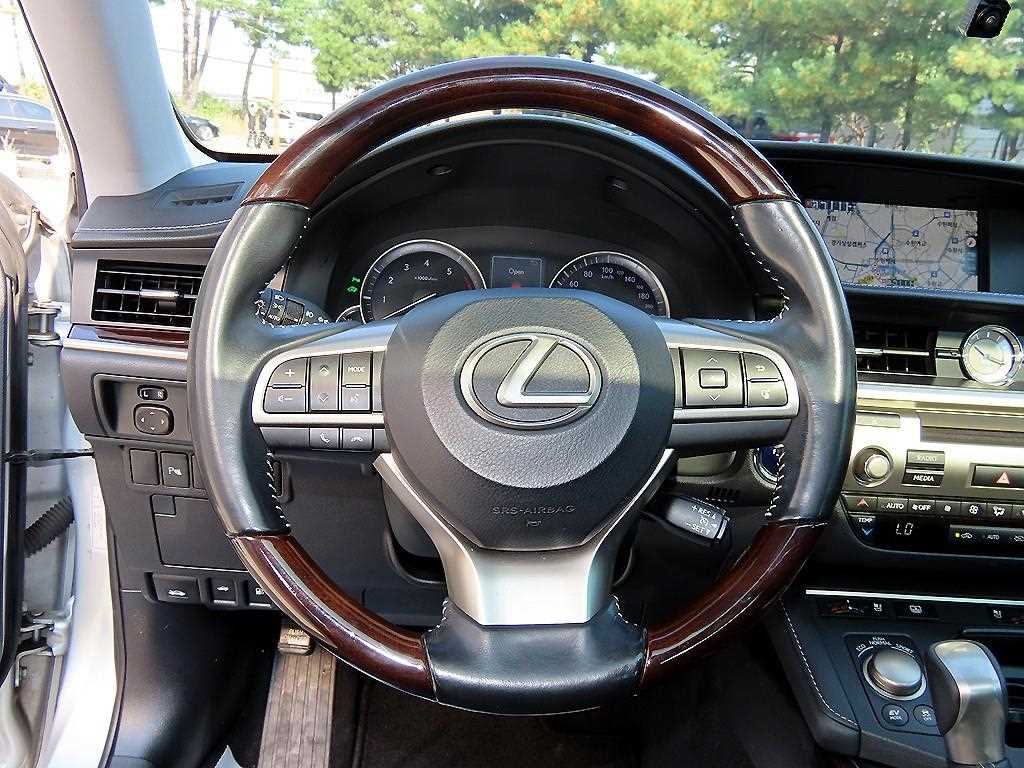 Lexus ES — photo 08