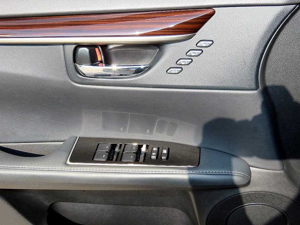 Lexus ES — photo 11