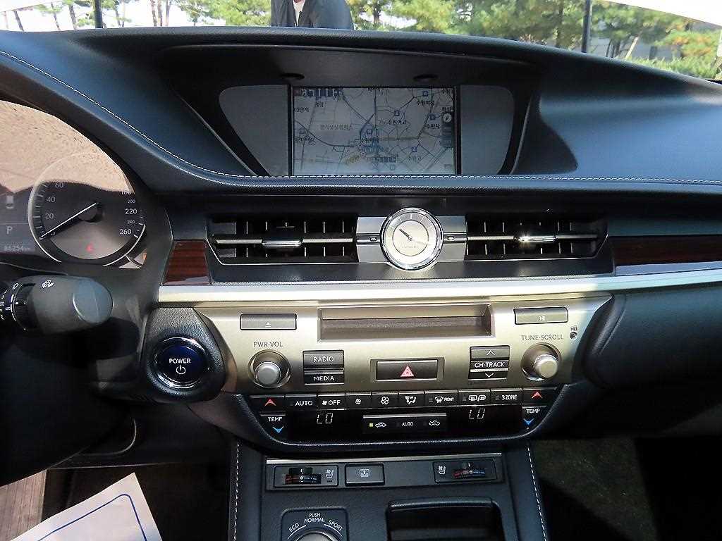 Lexus ES — photo 13